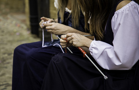 国内的创造力女青年编织羊毛制作服装的旧传统细节女青年编织羊毛的衣服手工图片