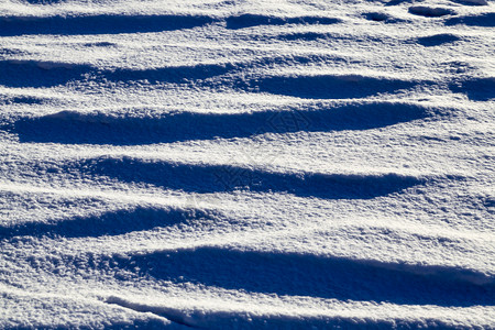 白雪从后面的阳光雪上现有高地的阴影冬季自然表层结构以及雪的下漂浮风景优美墙结构体设计图片