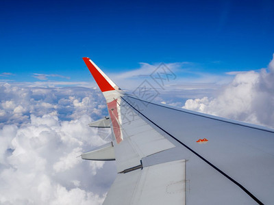 波音公司蓝天空云与飞机之翼自然美丽的图片