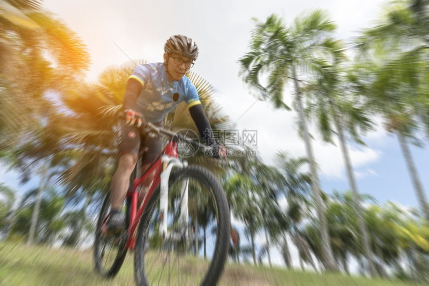 年轻的自由从高地骑行车的运动员有选择重点辐射模糊体育概念男人图片