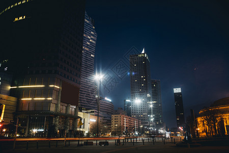 蓝色的晚上夜间华沙摩天大楼街道交通不便旅行图片