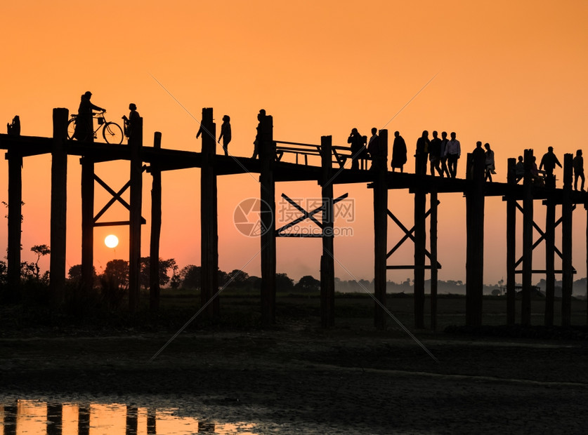 缅甸曼德勒附近的阿马拉普日落时UBein桥暮柚木图片