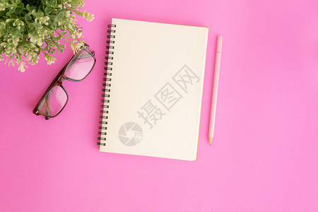 桌子配件办公室粉红背景的空白笔记本和铅用于留言的记本平面照片图片