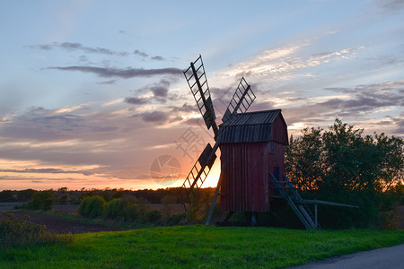在波罗的海瑞典群岛奥兰德日落前旧木制风车村庄有色如画图片