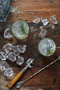 茶点自制补品柠檬汁加含迷迭香的玻璃图片