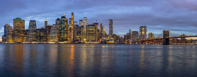 自由状态纽约市风景全和布鲁克林大桥东河边的布鲁克林大桥在黄昏时美国市区天际建筑和与旅游概念金融的图片