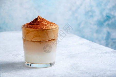 淡色背景下的冰达尔戈纳咖啡时尚奶油鲜咖啡韩国冷夏季饮品韩国寒冷夏季饮品喝摩卡自然图片