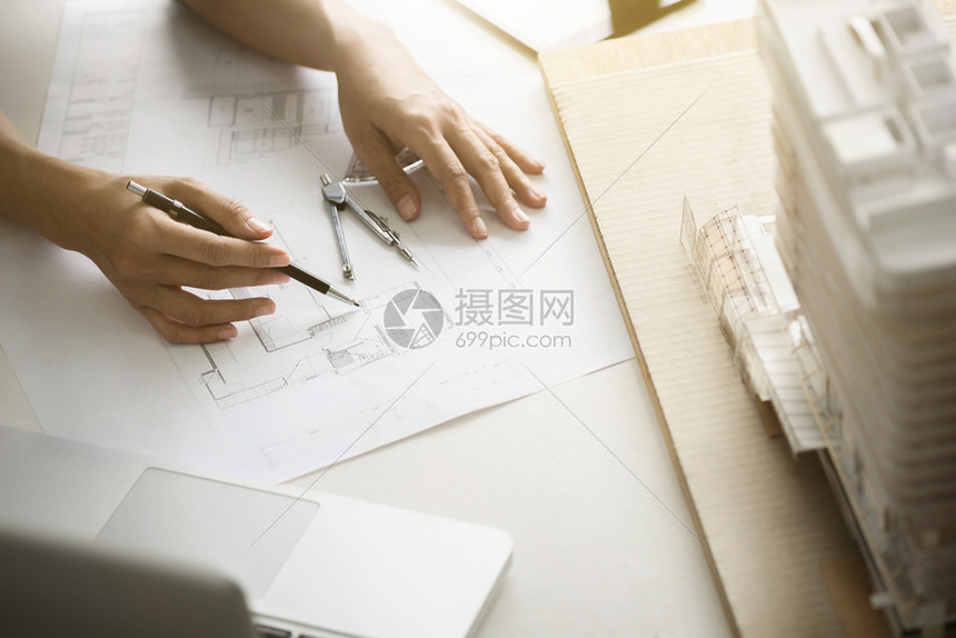 家打印使用工程具制定蓝图的内地建筑设计师并关闭内部建筑师草图图片