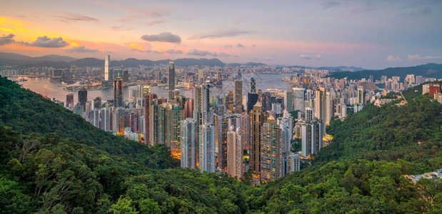 塔日落时维多利亚港和香天际的全景城市中心图片