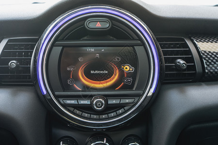 现代汽车多媒体系统配有多彩照明和美丽界面的现代汽车多媒体系统音乐电脑话图片