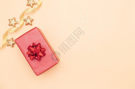 盒子生日圣诞节或结婚仪式用红弓和金色背景的星作为礼物盒或送箱用于生日圣诞节或婚礼女士粉彩图片