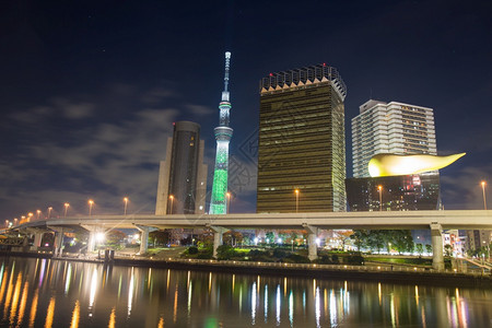日本东京光天线夜晚建筑的场景图片
