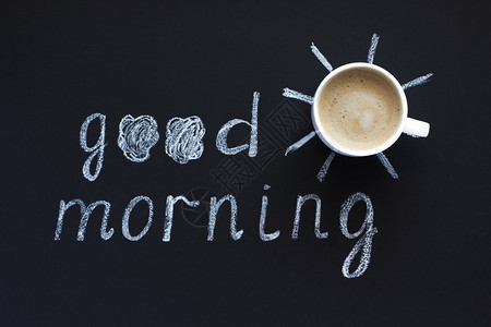 题词早上好黑底的太阳粉笔咖啡杯蛋白平地顶级观点概念浓咖啡热的图片