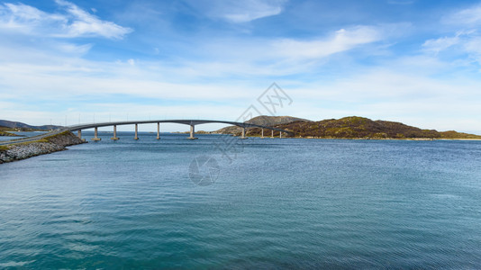 通向挪威特罗姆索斯堪的纳维亚Sommaroy岛的桥山北全景图片