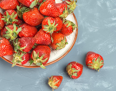 团体新鲜的红草莓在盘子上新鲜的草莓在盘子上可口花园图片