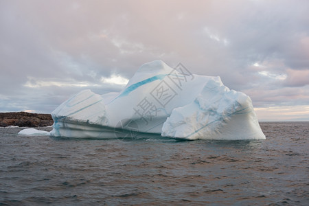 水丹麦旅行美丽的冰山在迪斯科岛附近的湾格陵兰岛美丽的冰山图片