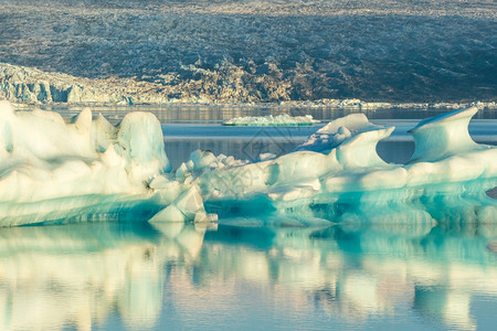 Jokulsarlon环礁湖带蓝色天空漂浮冰山岛风景优美环境公园图片