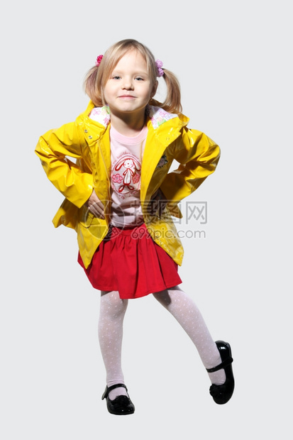 工作室穿黄外套的小女孩伞人类图片