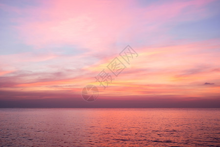 日落时的粉红蓝色和紫天空中的美丽戏剧黎明图片