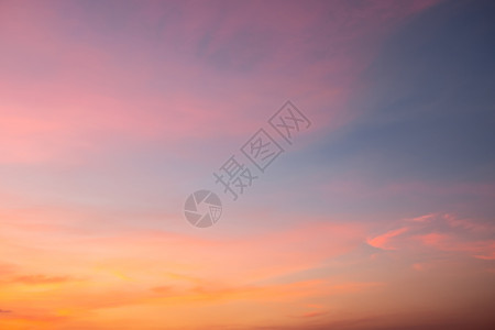 太阳早晨云日落时的粉红蓝色和紫天空中的图片