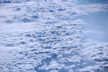 景观如画云上飞行机窗外的美妙全景白云飞过下方的美丽全景天堂飞过云层机窗外的美妙全景白云天上的图片