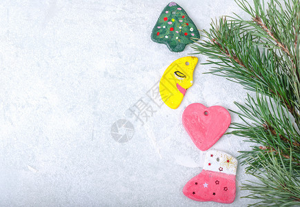 框架云杉手工业圣诞树和雪背景上的装饰品有复制空间圣诞节背景有自制圣诞玩具树和雪背景上的装饰品有复制空间图片