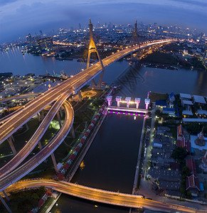 交通城市泰国曼谷黄昏时分普密蓬桥的鸟瞰图码头图片
