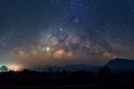 银河系在山上方有恒星和宇宙中的空间粉尘长期于山上的银河系顶峰繁星点科学图片