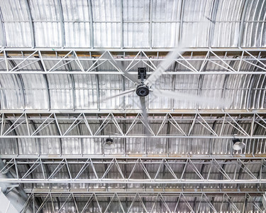 内部的植物为了现代通风工厂金属板架上的大型天顶风扇用于通图片