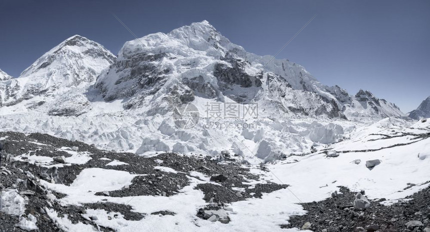 昆布在去珠穆朗玛峰的路上与Khumbu冰瀑和基地营喜马拉雅山远足登运动图片