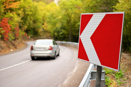 车在秋天路和红色转弯的上标志自然和旅行场景户外驾驶宁静图片