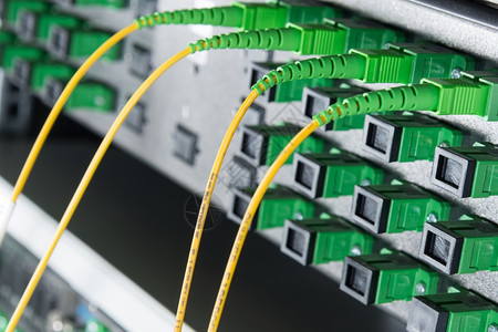 连接器局域网光学的数据中心内带有光纤电缆的服务器图片