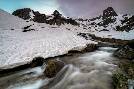 在阿尔卑斯山脉背景中峰的雪河踪迹观光法国图片