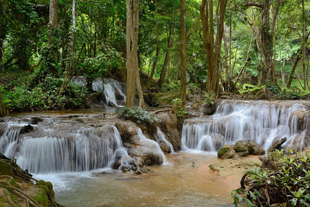 在泰国美丽的瀑布上具有森林背景的瀑布Thaibeautefulfallf天堂季节克伦图片