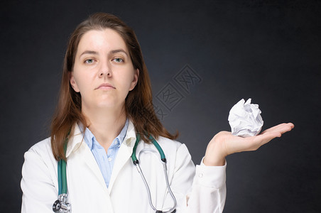 手拿纸团的女医生图片