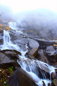 喀尔巴阡山Hoverlyanski瀑布的石块之间从瀑布倒下的水喀尔巴阡山从石头之间的瀑布倒下流动旅游户外图片