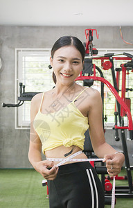 合身健俱乐部康和身体形状护理概念中带有测量胶的笑着亚洲妇女快乐的感体身在健俱乐部康与身体形状护理概念中美丽的白色图片