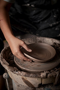 重点在陶器车轮上工作的手艺人陶器车轮上工作的手艺术家选取焦点形式手指图片