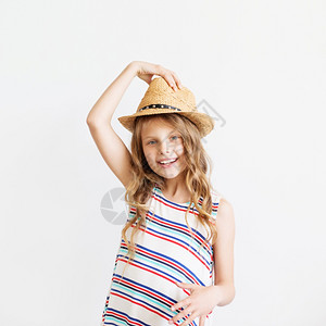 头发工作室一个可爱的小女孩近视肖像戴着草帽和白色背景的衣帽请享用图片