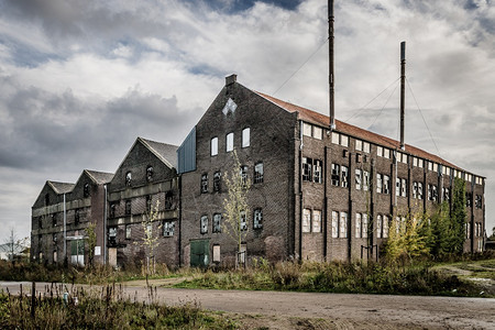 黑暗的结构体垃圾摇滚旧工厂和陈墙壁风化窗户破碎图片