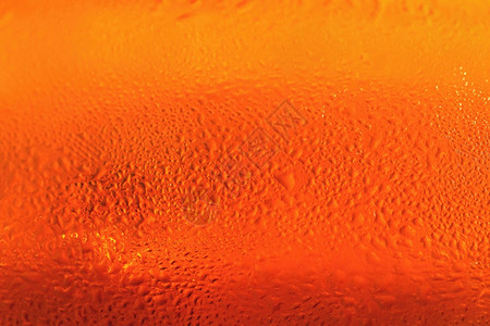 缩合Beer啤酒的美丽详细内容击打杯啤酒并配有泡沫的Beebeer麦酒颜色图片