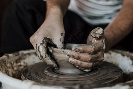 人类轮子选择制造在陶器车轮上工作的匠手掌选择焦点图片