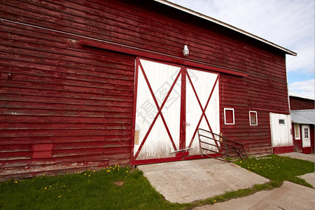 农村的旧红色谷仓夏天木头入口图片