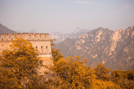亚洲人墙秋天的长城在林山中遗产图片