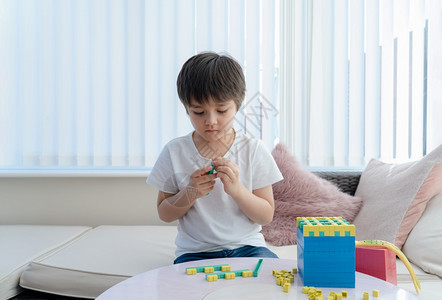 孩子学校儿童使用塑料计块数的学童按彩色堆叠盒学习数的幼童供在家学习数的儿童使用Montessori课堂材料家庭教育远程数盒子图片