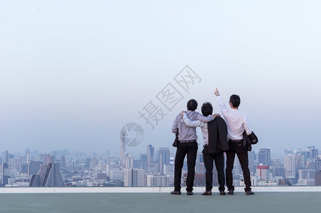 联系商业团队合作概念商人站在大楼的顶端通过城市景企业团队合作概念来审视这些事情b企业团队合作概念屋顶全球的图片