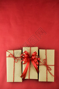 庆典丝带圣诞节快乐红色背景礼盒新年快乐棕色礼盒圣诞快乐红色背景礼盒新年快乐棕色礼盒图片
