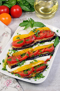 有机的茄子烤黄胡椒和从茄子中提取的番黄胡椒和切片莫扎里拉帕米加诺尔马干酪小时图片