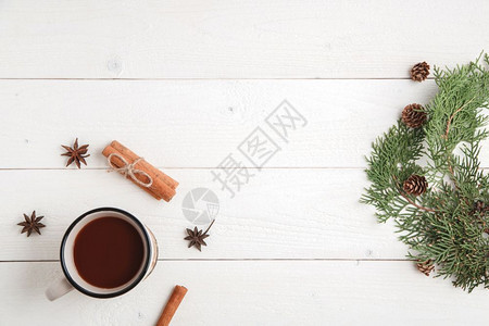 杯子平坦的新年背景肉桂火化恒星fir树枝和一杯热巧克力在白木底面复制空间图片