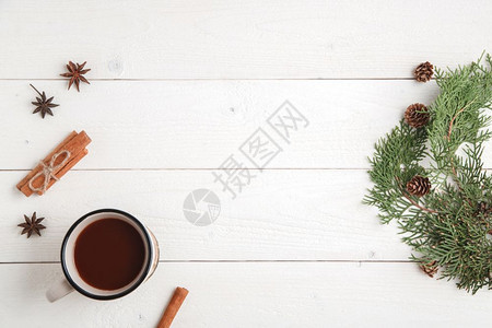 可新年背景肉桂火化恒星fir树枝和一杯热巧克力在白木底面温暖的喜庆图片